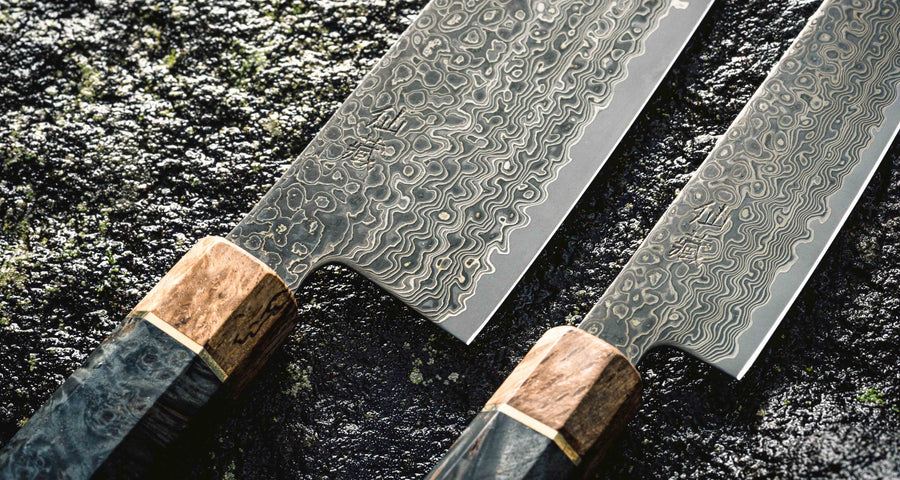 Senzo Dawn Limited Edition Gyuto SG2 Damascus je večnamenski japonski kuhinjski nož kovačije Suncraft. Jedro je iz prašnega jekla SG2 in nož je kaljen na 62-63 HRC, tako da bo dolgo ostal oster. Osmerokotni ročaj krasi zaključni obroček iz posebnega lesa 300 let starega svetega hrasta. Gre za osupljiv zbirateljski kos.