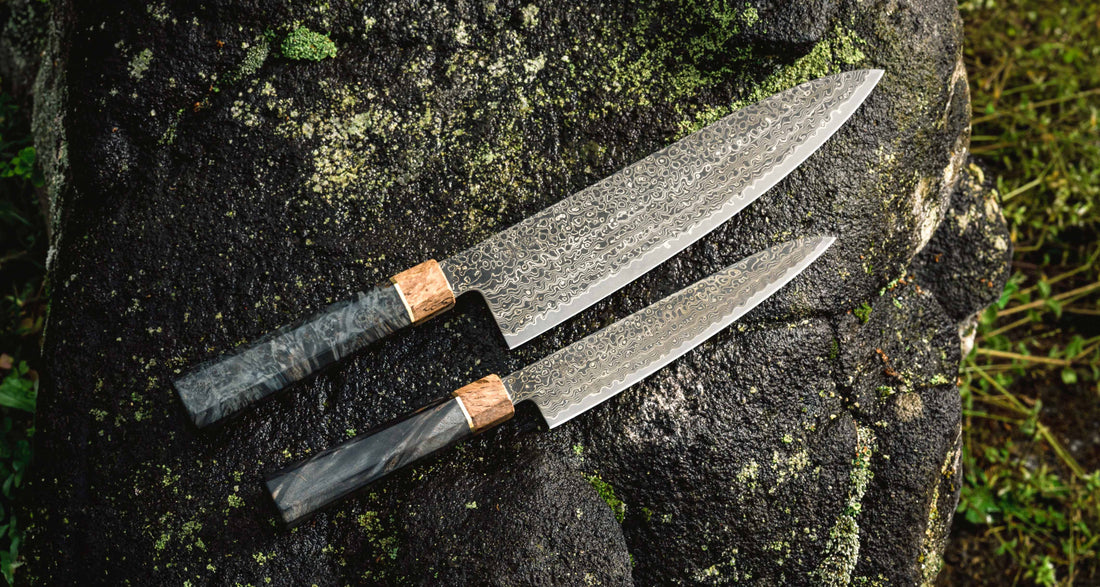 Senzo Dawn Limited Edition Gyuto SG2 Damascus je večnamenski japonski kuhinjski nož kovačije Suncraft. Jedro je iz prašnega jekla SG2 in nož je kaljen na 62-63 HRC, tako da bo dolgo ostal oster. Osmerokotni ročaj krasi zaključni obroček iz posebnega lesa 300 let starega svetega hrasta. Gre za osupljiv zbirateljski kos.