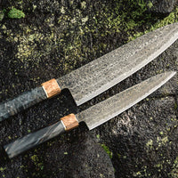 Senzo Dawn Limited Edition Gyuto SG2 Damascus je večnamenski japonski kuhinjski nož kovačije Suncraft. Jedro je iz prašnega jekla SG2 in nož je kaljen na 62-63 HRC, tako da bo dolgo ostal oster. Osmerokotni ročaj krasi zaključni obroček iz posebnega lesa 300 let starega svetega hrasta. Gre za osupljiv zbirateljski kos.