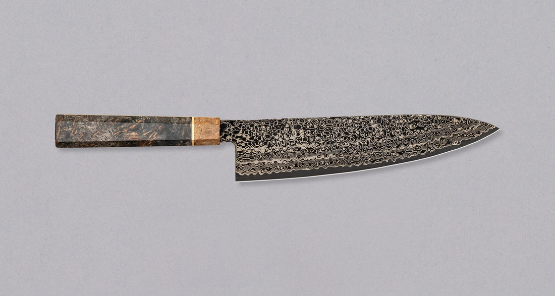 Senzo Dawn Limited Edition Gyuto SG2 Damascus je večnamenski japonski kuhinjski nož kovačije Suncraft. Jedro je iz prašnega jekla SG2 in nož je kaljen na 62-63 HRC, tako da bo dolgo ostal oster. Osmerokotni ročaj krasi zaključni obroček iz posebnega lesa 300 let starega svetega hrasta. Gre za osupljiv zbirateljski kos.