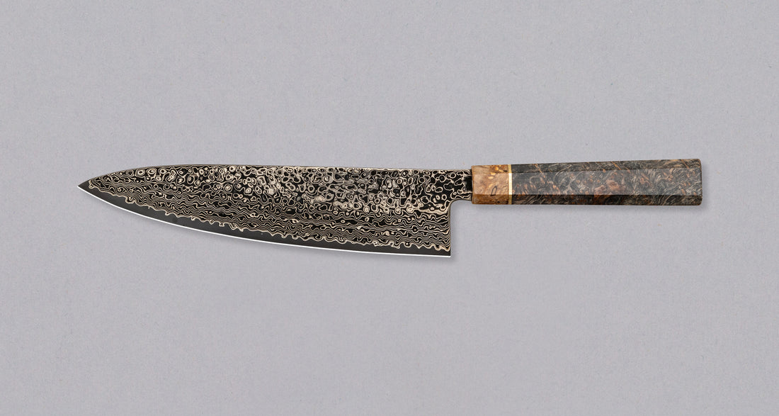 Senzo Dawn Limited Edition Gyuto SG2 Damascus je večnamenski japonski kuhinjski nož kovačije Suncraft. Jedro je iz prašnega jekla SG2 in nož je kaljen na 62-63 HRC, tako da bo dolgo ostal oster. Osmerokotni ročaj krasi zaključni obroček iz posebnega lesa 300 let starega svetega hrasta. Gre za osupljiv zbirateljski kos.