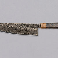 Senzo Dawn Limited Edition Gyuto SG2 Damascus je večnamenski japonski kuhinjski nož kovačije Suncraft. Jedro je iz prašnega jekla SG2 in nož je kaljen na 62-63 HRC, tako da bo dolgo ostal oster. Osmerokotni ročaj krasi zaključni obroček iz posebnega lesa 300 let starega svetega hrasta. Gre za osupljiv zbirateljski kos.