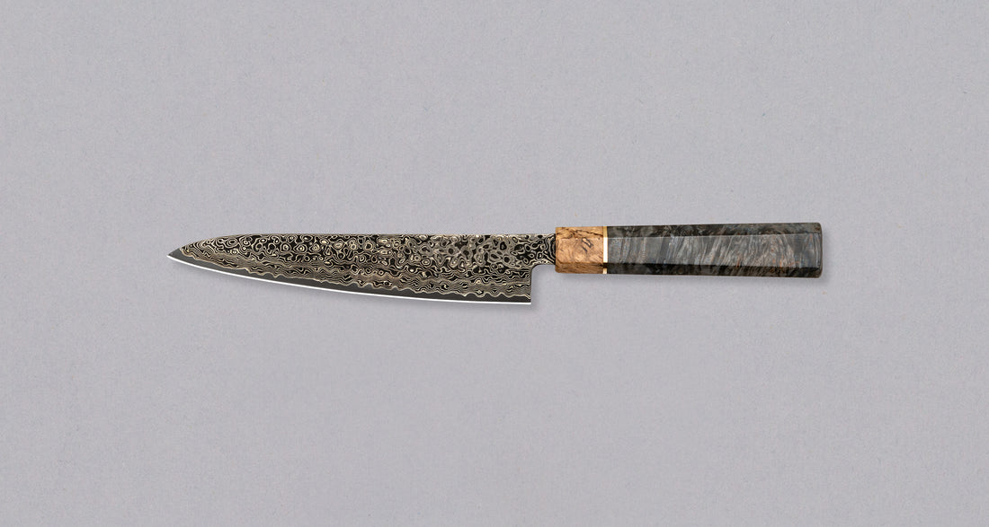 Senzo Dawn Limited Edition Petty SG2 Damascus je majhen večnamenski japonski kuhinjski nož kovačije Suncraft. Jedro je iz prašnega jekla SG2 in nož je kaljen na 62-63 HRC, tako da bo dolgo ostal oster. Osmerokotni ročaj krasi zaključni obroček iz posebnega lesa 300-letnega svetega hrasta. Je osupljiv zbirateljski kos.