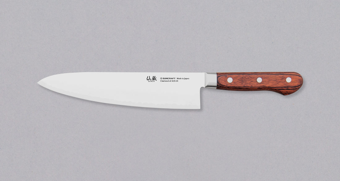 Noži AUS-10 linije so oblikovani za kuharje, ki iščejo klasični zahodni nož, ki je enostaven za vzdrževanje, nekoliko težji, s standardnim ročajem z bolsterjem in jeklenimi zakovicami, vendar si želijo vseh karakteristik kvalitetnega japonskega rezila: tanek profil, minimalistično oblikovanje in vzdržljivo japonsko jeklo.