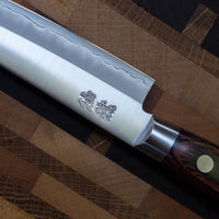 [SET] Senzo AUS-10 Set [Santoku + Petty]_4  Noži AUS-10 linije so oblikovani za kuharje, ki iščejo klasični zahodni nož, izdelan iz kvalitetnega japonskega jekla. Set Senzo AUS-10 sestavljata dva noža, ki se odlično dopolnjujeta. Malenkost bolj primerna za rezanje zelenjave in bosta na roko pisana tistim, ki raje uporabljajo manjši vsestranski nož.