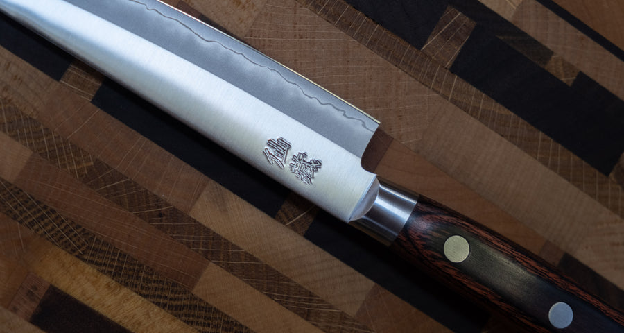 [SET] Senzo AUS-10 Set [Santoku + Petty]_4  Noži AUS-10 linije so oblikovani za kuharje, ki iščejo klasični zahodni nož, izdelan iz kvalitetnega japonskega jekla. Set Senzo AUS-10 sestavljata dva noža, ki se odlično dopolnjujeta. Malenkost bolj primerna za rezanje zelenjave in bosta na roko pisana tistim, ki raje uporabljajo manjši vsestranski nož.