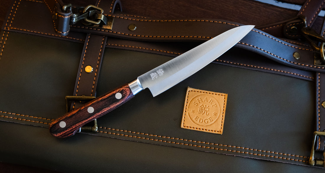 [SET] Senzo AUS-10 Set [Santoku + Petty]_4  Noži AUS-10 linije so oblikovani za kuharje, ki iščejo klasični zahodni nož, izdelan iz kvalitetnega japonskega jekla. Set Senzo AUS-10 sestavljata dva noža, ki se odlično dopolnjujeta. Malenkost bolj primerna za rezanje zelenjave in bosta na roko pisana tistim, ki raje uporabljajo manjši vsestranski nož.