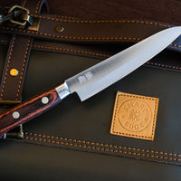 [SET] Senzo AUS-10 Set [Santoku + Petty]_4  Noži AUS-10 linije so oblikovani za kuharje, ki iščejo klasični zahodni nož, izdelan iz kvalitetnega japonskega jekla. Set Senzo AUS-10 sestavljata dva noža, ki se odlično dopolnjujeta. Malenkost bolj primerna za rezanje zelenjave in bosta na roko pisana tistim, ki raje uporabljajo manjši vsestranski nož.