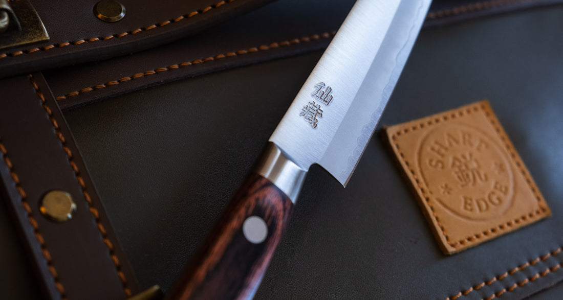 [SET] Senzo AUS-10 Set [Santoku + Petty]_4  Noži AUS-10 linije so oblikovani za kuharje, ki iščejo klasični zahodni nož, izdelan iz kvalitetnega japonskega jekla. Set Senzo AUS-10 sestavljata dva noža, ki se odlično dopolnjujeta. Malenkost bolj primerna za rezanje zelenjave in bosta na roko pisana tistim, ki raje uporabljajo manjši vsestranski nož.