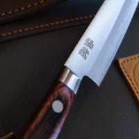 [SET] Senzo AUS-10 Set [Santoku + Petty]_4  Noži AUS-10 linije so oblikovani za kuharje, ki iščejo klasični zahodni nož, izdelan iz kvalitetnega japonskega jekla. Set Senzo AUS-10 sestavljata dva noža, ki se odlično dopolnjujeta. Malenkost bolj primerna za rezanje zelenjave in bosta na roko pisana tistim, ki raje uporabljajo manjši vsestranski nož.