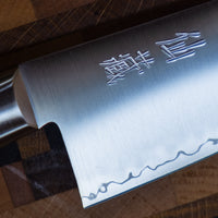 [SET] Senzo AUS-10 Set [Santoku + Petty]_4  Noži AUS-10 linije so oblikovani za kuharje, ki iščejo klasični zahodni nož, izdelan iz kvalitetnega japonskega jekla. Set Senzo AUS-10 sestavljata dva noža, ki se odlično dopolnjujeta. Malenkost bolj primerna za rezanje zelenjave in bosta na roko pisana tistim, ki raje uporabljajo manjši vsestranski nož.