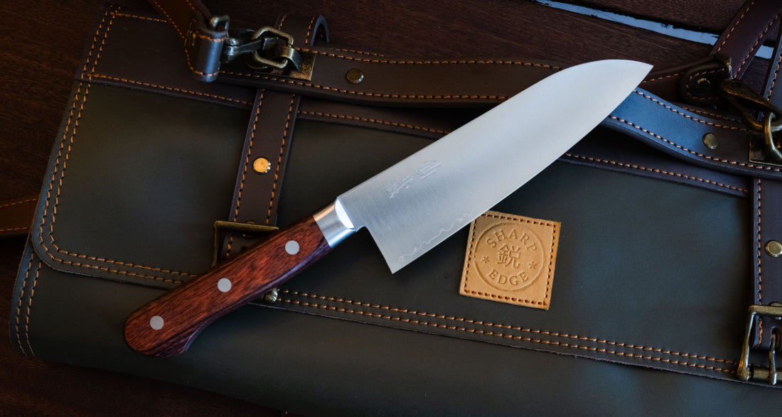 [SET] Senzo AUS-10 Set [Santoku + Petty]_4  Noži AUS-10 linije so oblikovani za kuharje, ki iščejo klasični zahodni nož, izdelan iz kvalitetnega japonskega jekla. Set Senzo AUS-10 sestavljata dva noža, ki se odlično dopolnjujeta. Malenkost bolj primerna za rezanje zelenjave in bosta na roko pisana tistim, ki raje uporabljajo manjši vsestranski nož.