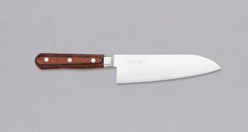 Noži AUS-10 linije so oblikovani za kuharje, ki iščejo klasični zahodni nož, izdelan iz kvalitetnega japonskega jekla. Eleganten, dobro uravnotežen japonski nož, ki bo postal en vaših najljubših. Nož Santoku bo blestel pri vseh vrstah sekljanja in rezanja na kuhinjski deski, kakšen centimeter dolžine mu bo zmanjkal samo pri velikih kosih mesa. 