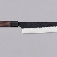 Kouhei-Shinmatsu ZDP-189 Bunka Black 200 mm je plod desetletja izkušenj, nabranih s prodajo in dela z noži z naše strani in znanja kovanja nožev mojstrov kovačije Suncraft. Skupaj s črnim kuro-uchi zaključkom, obdelanim z udarci kladiva, in elegantnim osemkotnim ročajem iz palisandra, je ta nož zmagovalna kombinacija!