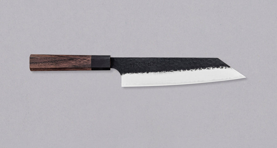 Kouhei-Shinmatsu ZDP-189 Bunka Black 200 mm je plod desetletja izkušenj, nabranih s prodajo in dela z noži z naše strani in znanja kovanja nožev mojstrov kovačije Suncraft. Skupaj s črnim kuro-uchi zaključkom, obdelanim z udarci kladiva, in elegantnim osemkotnim ročajem iz palisandra, je ta nož zmagovalna kombinacija!