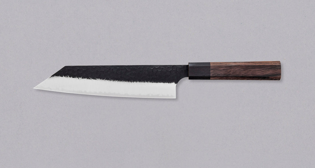 Kouhei-Shinmatsu ZDP-189 Bunka Black 200 mm je plod desetletja izkušenj, nabranih s prodajo in dela z noži z naše strani in znanja kovanja nožev mojstrov kovačije Suncraft. Skupaj s črnim kuro-uchi zaključkom, obdelanim z udarci kladiva, in elegantnim osemkotnim ročajem iz palisandra, je ta nož zmagovalna kombinacija!