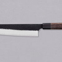 Kouhei-Shinmatsu ZDP-189 Bunka Black 200 mm je plod desetletja izkušenj, nabranih s prodajo in dela z noži z naše strani in znanja kovanja nožev mojstrov kovačije Suncraft. Skupaj s črnim kuro-uchi zaključkom, obdelanim z udarci kladiva, in elegantnim osemkotnim ročajem iz palisandra, je ta nož zmagovalna kombinacija!