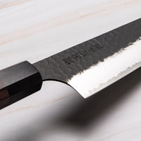 Kouhei-Shinmatsu ZDP-189 Bunka Black 200 mm je plod desetletja izkušenj, nabranih s prodajo in dela z noži z naše strani in znanja kovanja nožev mojstrov kovačije Suncraft. Skupaj s črnim kuro-uchi zaključkom, obdelanim z udarci kladiva, in elegantnim osemkotnim ročajem iz palisandra, je ta nož zmagovalna kombinacija!