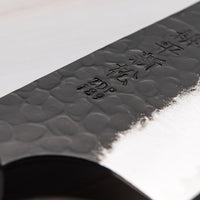 Kouhei-Shinmatsu ZDP-189 Bunka Black 200 mm je plod desetletja izkušenj, nabranih s prodajo in dela z noži z naše strani in znanja kovanja nožev mojstrov kovačije Suncraft. Skupaj s črnim kuro-uchi zaključkom, obdelanim z udarci kladiva, in elegantnim osemkotnim ročajem iz palisandra, je ta nož zmagovalna kombinacija!