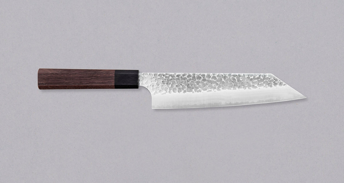 Kouhei-Shinmatsu ZDP-189 Bunka Silver 200 mm je plod desetletja izkušenj, nabranih s prodajo in dela z noži z naše strani in znanja kovanja nožev mojstrov kovačije Suncraft. Skupaj z rezilom, ki ga krasijo sledi udarcev kladiva in osemkotnim ročajem iz palisandra je ta nož zmagovalna kombinacija!