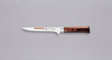 Nož za boning se, kot pove že ime, uporablja za&nbsp;ločevanje mesa od kosti, izkoščičevanje perutnine in filiranje rib. Klasičen profil noža s tankim in izjemno prožnim rezilom omogoča enostavno sledenje ob kosti in je primeren za vse, ki iščejo nekoliko lažji, a izjemno natančen in povsem uravnotežen nož z zelo tankim rezilom.