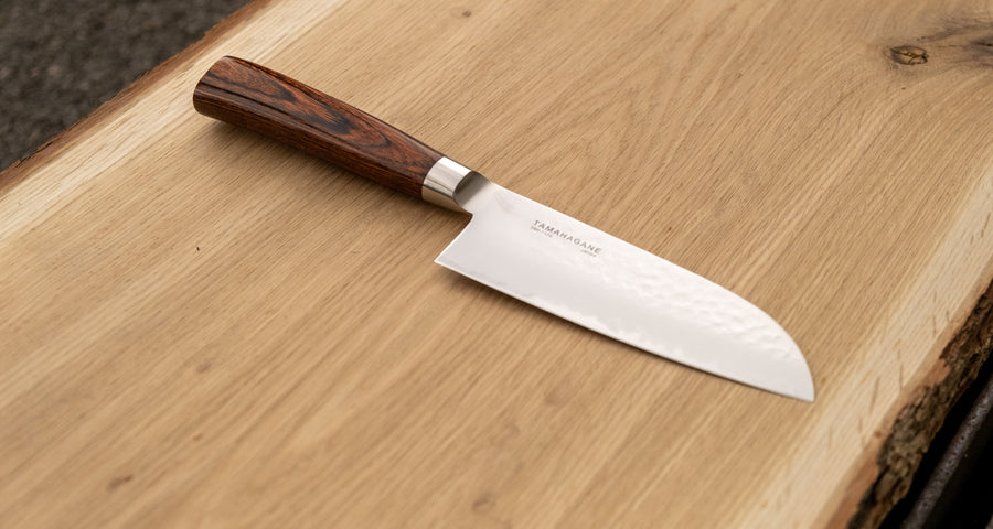 Santoku je vsestranski kuhinjski nož, ki blesti pri vseh vrstah sekljanja in rezanja na kuhinjski deski. Izraz santoku pomeni »tri vrline« (san pomeni »tri«) in lahko se nanaša na raznovrstne sestavine, ki jih pripravljamo z njim (meso, ribe in zelenjavo), ali na načine priprave hrane: rezanje, sekljanje in rezanje na kocke.