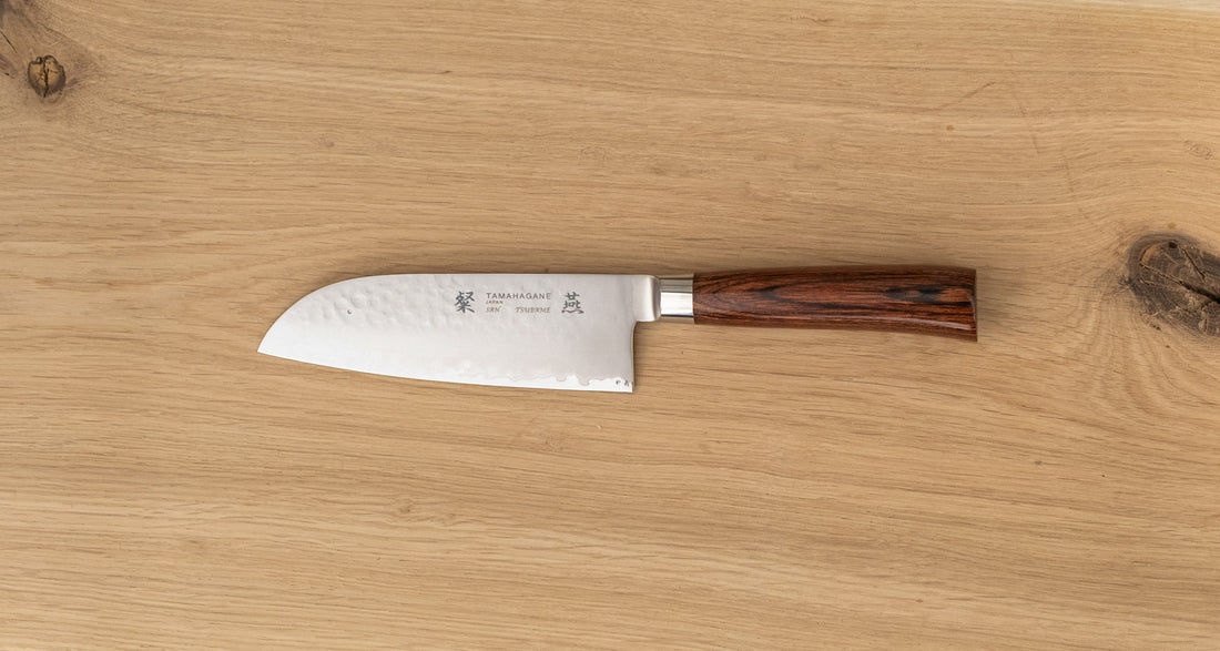 Santoku je vsestranski kuhinjski nož, ki blesti pri vseh vrstah sekljanja in rezanja na kuhinjski deski. Izraz santoku pomeni »tri vrline« (san pomeni »tri«) in lahko se nanaša na raznovrstne sestavine, ki jih pripravljamo z njim (meso, ribe in zelenjavo), ali na načine priprave hrane: rezanje, sekljanje in rezanje na kocke.