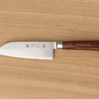 Santoku je vsestranski kuhinjski nož, ki blesti pri vseh vrstah sekljanja in rezanja na kuhinjski deski. Izraz santoku pomeni »tri vrline« (san pomeni »tri«) in lahko se nanaša na raznovrstne sestavine, ki jih pripravljamo z njim (meso, ribe in zelenjavo), ali na načine priprave hrane: rezanje, sekljanje in rezanje na kocke.