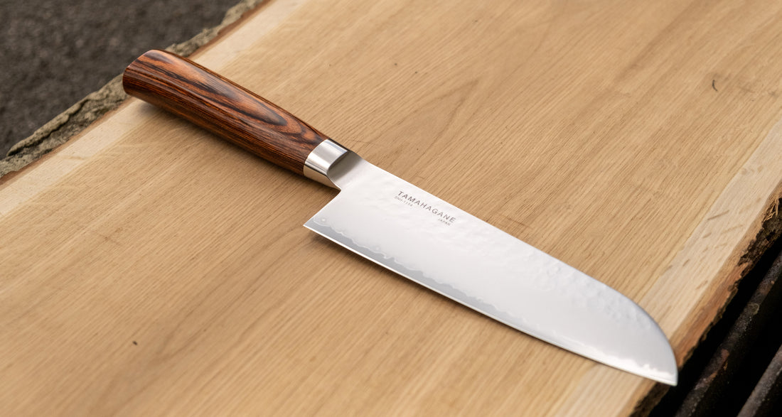 Tamahagane "TSUBAME" Santoku 175 mm je izdelan iz VG-5 nerjavečega jekla in ima ročaj iz pakka lesa v zahodnem stilu. Zanesljiv in nezahteven nož, odličen za profesionalne kuhinje.