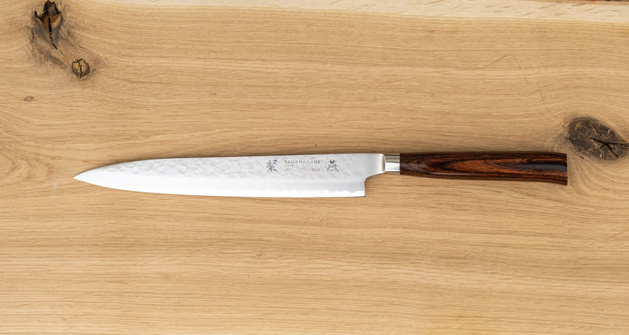 Tamahagane "TSUBAME" Sashimi-Slicer 240mm je izdelan iz VG-5 nerjavečega jekla in ima zelo vzdržljiv in vodoodporen ročaj iz pakka lesa. Izjemno nezahteven in zanesljiv nož, primeren za profesionalne kuharje.