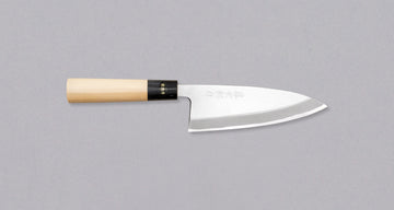Japonski kuhinjski nož deba, primeren za celovito pripravo srednje velikih rib in perutnine z manjšimi kostmi. Nož je izdelan iz Shirogami jekla v kovačiji Tojiro na Japonskem. Ročaj v D-obliki iz lesa magnolije z obročkom iz roga vodnega bivola. Kupite zdaj na osterrob.si.