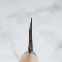 Japonski kuhinjski nož deba, primeren za celovito pripravo srednje velikih rib in perutnine z manjšimi kostmi. Na sliki je "choil" oziroma profil rezila, ki je oblike hamaguri in je enostransko brušen, zato primeren samo za desničarje. Nož je izdelan iz Shirogami jekla v kovačiji Tojiro na Japonskem. Ročaj je D-oblike, iz lesa magnolije z obročkom iz roga vodnega bivola. Kupite zdaj na osterrob.si.