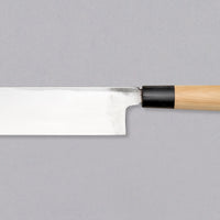 Kakugata Usuba je skovana iz jekla Shirogami #1 - enega najčistejših in najbolj tradicionalnih jekel v svetu japonskih nožev. S tipičnim japonskim ročajem iz lesa magnolije in obročkom iz roga vodnega bivola ta minimalistični nož za zelenjavo nosi lastnosti tradicionalnih japonskih rezil, ki so nam najbolj pri srcu.