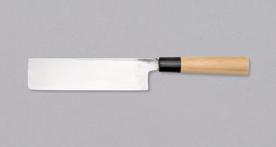 Kakugata Usuba je skovana iz jekla Shirogami #1 - enega najčistejših in najbolj tradicionalnih jekel v svetu japonskih nožev. S tipičnim japonskim ročajem iz lesa magnolije in obročkom iz roga vodnega bivola ta minimalistični nož za zelenjavo nosi lastnosti tradicionalnih japonskih rezil, ki so nam najbolj pri srcu.
