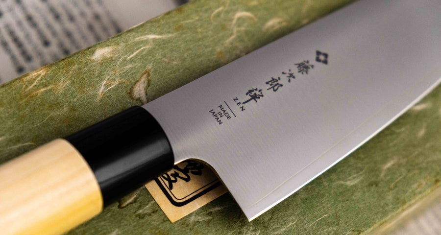 Tojiro Santoku Zen 165 mm je nož priznanega proizvajalca Tojiro, ki ga zaznamuje japonski ročaj iz&nbsp;magnolije, minimalistično oblikovano rezilo in trda zlitina jekla. Rezultat je lahek, oster, vsestranski kuhinjski nož za domače in poklicne kuharje z rezilom, ki je zelo odporno na rjo in se enostavno ponovno nabrusi.