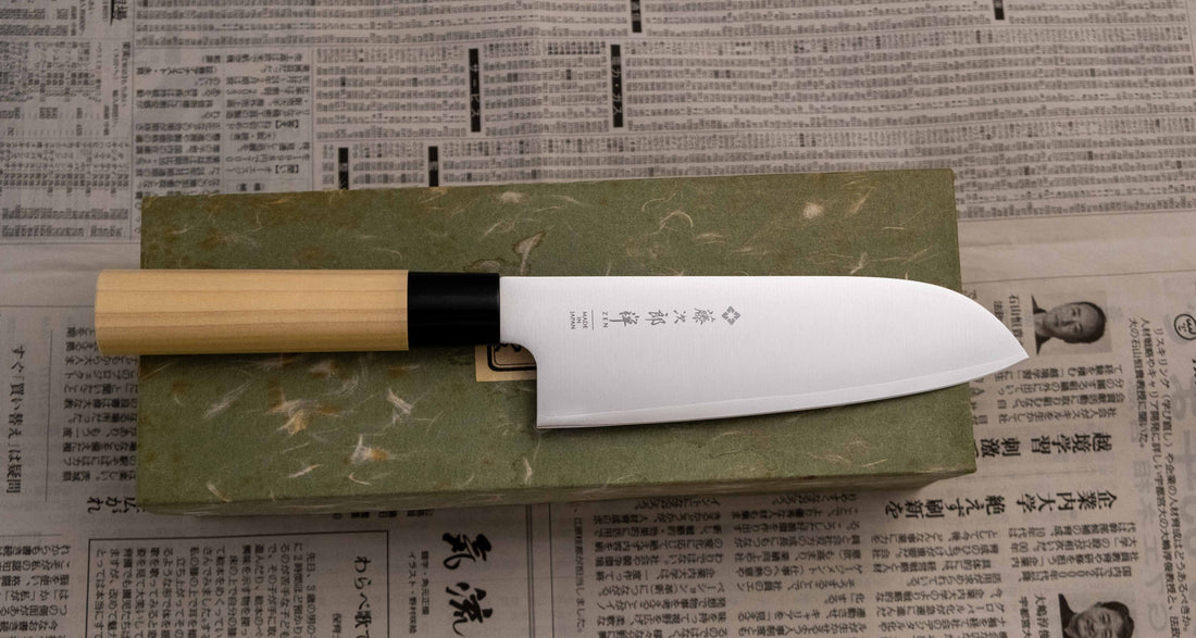 Tojiro Santoku Zen 165 mm je nož priznanega proizvajalca Tojiro, ki ga zaznamuje japonski ročaj iz&nbsp;magnolije, minimalistično oblikovano rezilo in trda zlitina jekla. Rezultat je lahek, oster, vsestranski kuhinjski nož za domače in poklicne kuharje z rezilom, ki je zelo odporno na rjo in se enostavno ponovno nabrusi.