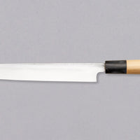 Nož Yanagiba 240 mm priznanega proizvajalca Tojiro, ki ga zaznamuje japonski magnolijin ročaj z obročkom roga vodnega bivola, minimalistično oblikovano rezilo in vrhunsko Shirogami #1 jeklo. Rezultat je lahek, oster, vsestranski kuhinjski nož za domače in poklicne kuharje z rezilom, ki dolgo drži ostrino in se enostavno ponovno nabrusi.