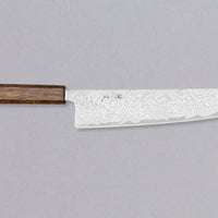 Tsunehisa Gyuto AUS-10 Nami 240 mm je večnamenski japonski kuhinjski nož, primeren za pripravo mesa, rib in zelenjave. Ima nekoliko daljše rezilo, ki bo kos večjim kosom mesa in se dobro obnesel tudi kot slicer nož. AUS-10 je nerjaveče jeklo s fino ostrino, ki jo bo zaradi trdote okoli 62 HRC obdržalo dolgo časa.