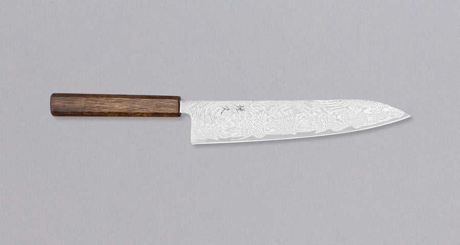 Tsunehisa Gyuto AUS-10 Nami 240 mm je večnamenski japonski kuhinjski nož, primeren za pripravo mesa, rib in zelenjave. Ima nekoliko daljše rezilo, ki bo kos večjim kosom mesa in se dobro obnesel tudi kot slicer nož. AUS-10 je nerjaveče jeklo s fino ostrino, ki jo bo zaradi trdote okoli 62 HRC obdržalo dolgo časa.