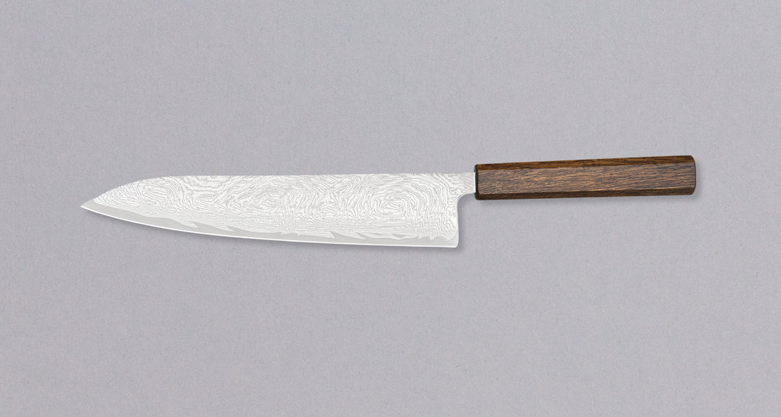 Tsunehisa Gyuto AUS-10 Nami 240 mm je večnamenski japonski kuhinjski nož, primeren za pripravo mesa, rib in zelenjave. Ima nekoliko daljše rezilo, ki bo kos večjim kosom mesa in se dobro obnesel tudi kot slicer nož. AUS-10 je nerjaveče jeklo s fino ostrino, ki jo bo zaradi trdote okoli 62 HRC obdržalo dolgo časa.