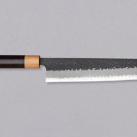 Tsunehisa Kiritsuke AS Kuro-uchi 240 mm je japonski nož, ki ga poleg enega najboljših jekel za kuhinjske nože in popolnega profila rezila (zelo tanko rezilo!), zaznamuje tudi unikatna kombinacija temne patine in odtisov kladiva, ki ju vizualno lepo dopolnjuje klasičen japonski ročaj iz palisandra in javorjevega lesa.