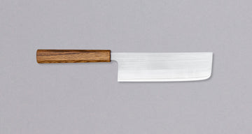 Nobena zelenjava se ne more zoperstaviti ostri in trdi (64 HRC!) Tsunehisa SRS13 Nakiri Oak 165 mm. Zaradi širokega profila in tankega konkavnega brušenja se vrhunsko odreže pri pripravi zelenjave. Zaradi minimalističnega japonskega dizajna ta lahek nož ne bo nikoli šel iz mode. Tsunehisa SRS13 Nakiri Oak. Večna klasika.