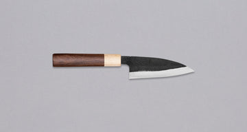 Yoshida Ajikiri SUJ-2 Kuro-uchi 100 mm [Rosewood-Cedar] je tradicionalen japonski nož za filiranje manjših rib. Sredica noža je izdelana iz SUJ-2 jekla, rezilo pa je opremljeno s tradicionalnim japonskim ročajem iz palisandra, ki na vrhu prehaja v zaključni obroček iz lesa cedre. 
