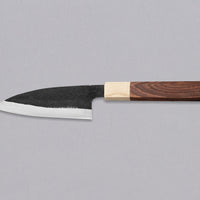 Yoshida Ajikiri SUJ-2 Kuro-uchi 100 mm [Rosewood-Cedar] je tradicionalen japonski nož za filiranje manjših rib. Sredica noža je izdelana iz SUJ-2 jekla, rezilo pa je opremljeno s tradicionalnim japonskim ročajem iz palisandra, ki na vrhu prehaja v zaključni obroček iz lesa cedre. 