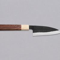 Yoshida Ajikiri SUJ-2 Kuro-uchi 100 mm [Rosewood-Cedar] je tradicionalen japonski nož za filiranje manjših rib. Sredica noža je izdelana iz SUJ-2 jekla, rezilo pa je opremljeno s tradicionalnim japonskim ročajem iz palisandra, ki na vrhu prehaja v zaključni obroček iz lesa cedre. 