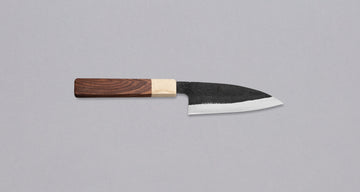 Yoshida Ajikiri SUJ-2 Kuro-uchi 100 mm [Rosewood-Cedar] je tradicionalen japonski nož za filiranje manjših rib. Sredica noža je izdelana iz SUJ-2 jekla, rezilo pa je opremljeno s tradicionalnim japonskim ročajem iz palisandra, ki na vrhu prehaja v zaključni obroček iz lesa cedre. 