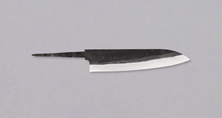 Yoshida Gyuto SUJ-2 Kuro-uchi 210 mm je večnamensko rezilo, izdelano v japonski kovačiji Yoshida Hamono. Izdelano je iz visokoogljičnega jekla SUJ-2, zato ga je enostavno nabrusiti in dolgo časa drži ostrino. Z minimalističnim videzom kurouchi se bo lepo prilegal tako klasičnim kot tudi bolj ekstravagantnim ročajem.