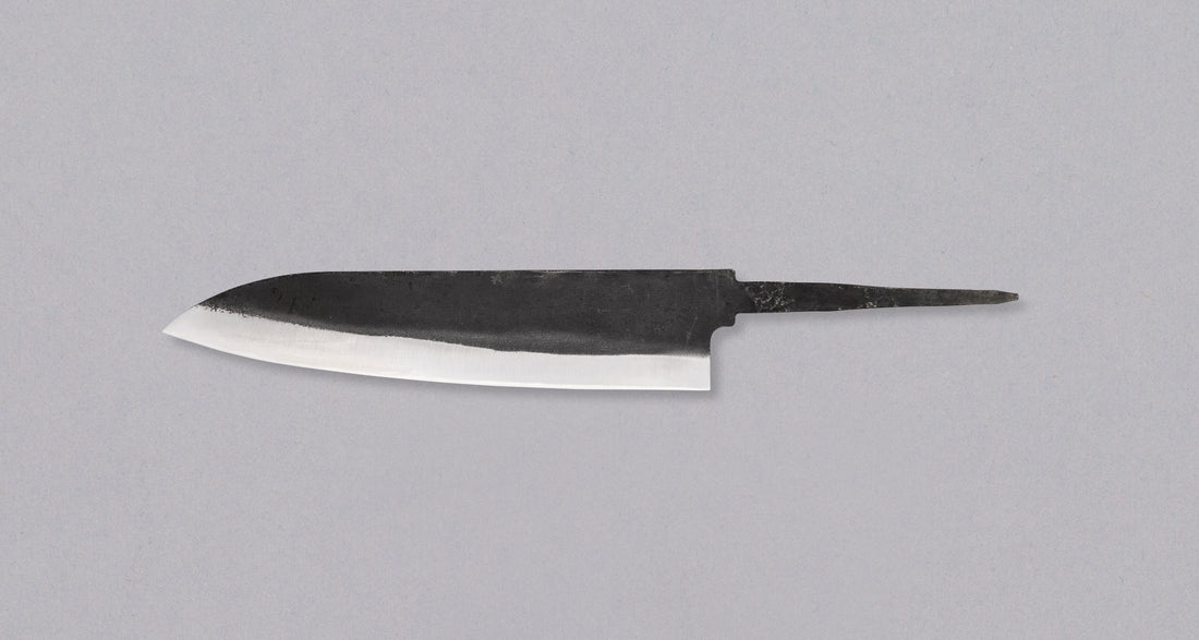 Yoshida Gyuto SUJ-2 Kuro-uchi 210 mm je večnamensko rezilo, izdelano v japonski kovačiji Yoshida Hamono. Izdelano je iz visokoogljičnega jekla SUJ-2, zato ga je enostavno nabrusiti in dolgo časa drži ostrino. Z minimalističnim videzom kurouchi se bo lepo prilegal tako klasičnim kot tudi bolj ekstravagantnim ročajem.