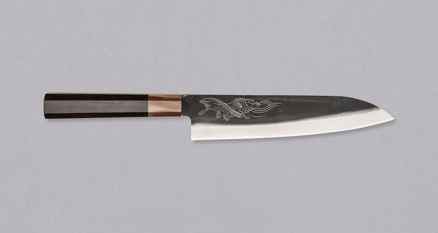 Yoshida Gyuto SUJ-2 Kuro-uchi 210 mm je ročno izdelan srednje velik kuhinjski nož, popoln za različna opravila v kuhinji. Kuro-uchi serija Yoshida Hamono združuje trpežno SUJ-2 jeklo (64,7 HRC) za izjemno obstojnost ostrine in kuro-uchi zaključek, ki zagotavlja rustikalen videz in dodatno zaščito rezila. Ročaj iz ebenovine omogoča varen oprijem in natančen nadzor pri rezanju. 