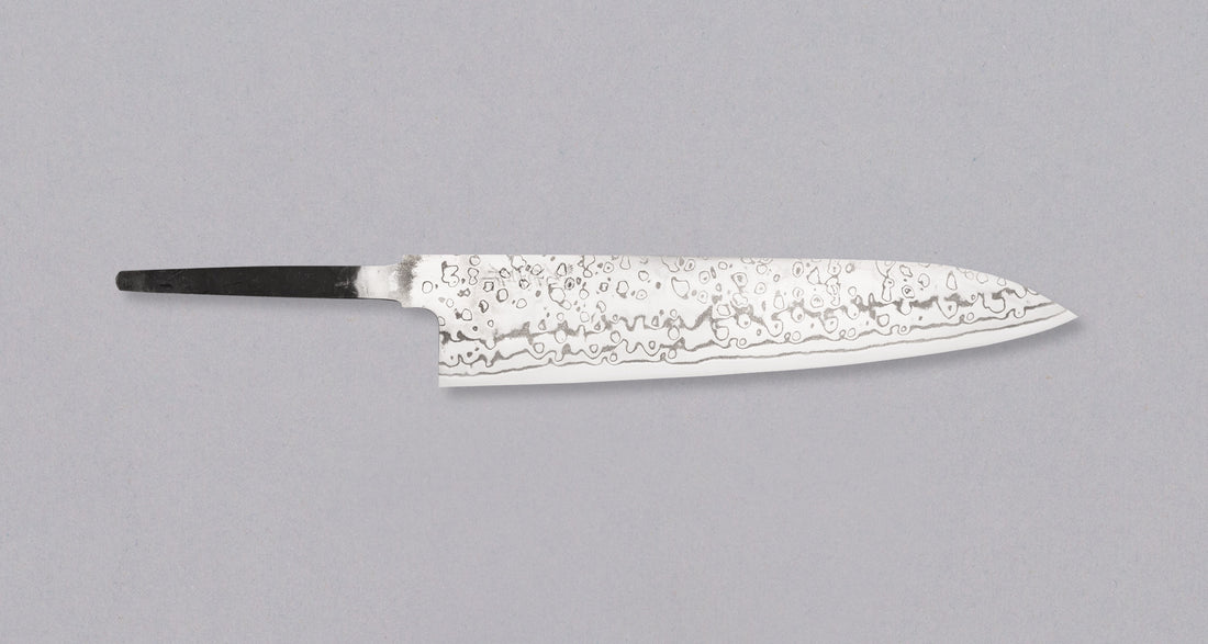 Yoshida Gyuto ZDP-189 Damascus 240 mm je izdelan iz najboljšega prašnega jekla ZDP-189 in je odporen na korozijo in nezahteven za vzdrževanje. Zaradi visoke trdote (65-67 HRC!) bo zelo dolgo držal ostrino. Na voljo brez ročaja, tako da si lahko sestavite povsem unikaten nož, prilagojen vašemu okusu in potrebam.